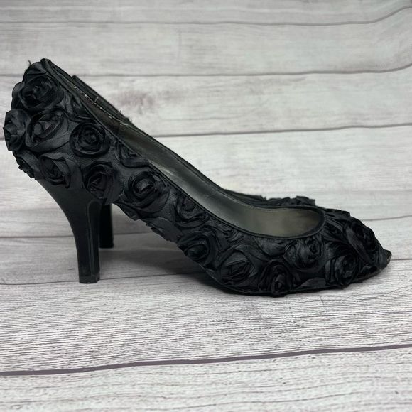 Chinese Laundry Shoes - Chinese Laundry Black Roses Flowers Peep Toe 3” Heels women’s size 6.5